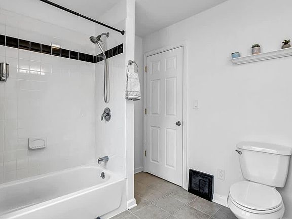 4th image of 1337 W 61st St