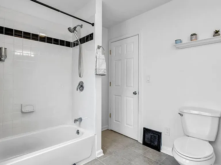 1337 W 61st St — Photo 4