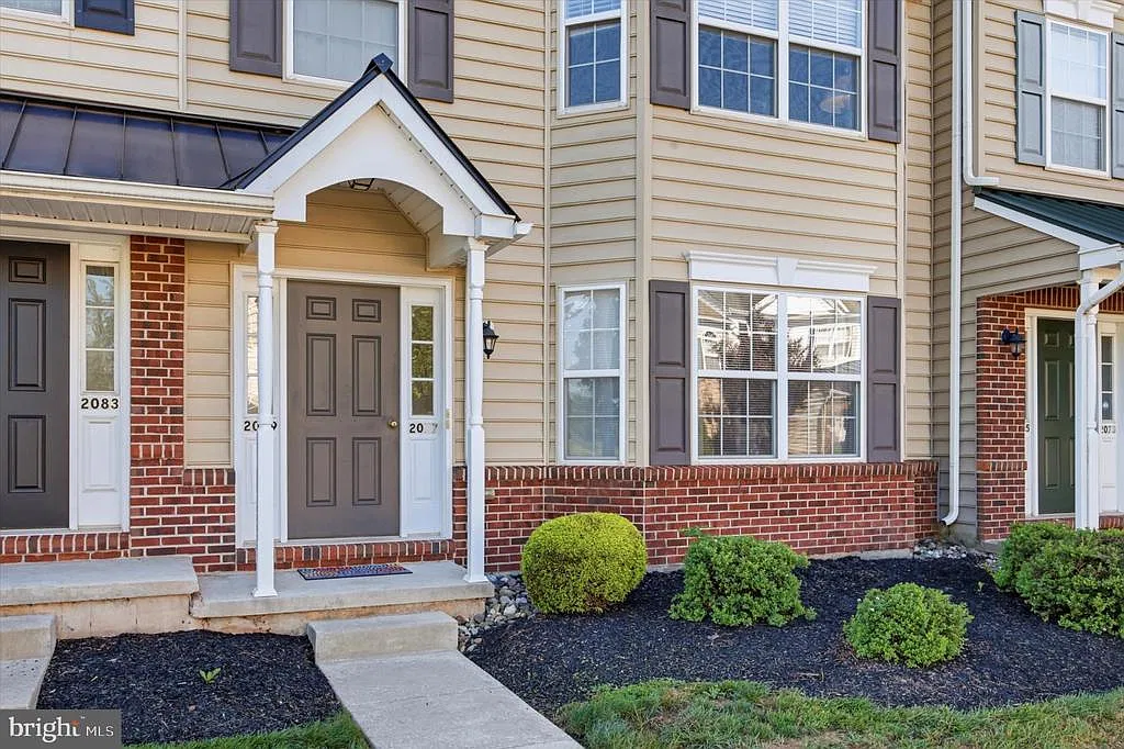 2 bed, 1.5 bath, 1070 sqft, $2,200 — Photo 2