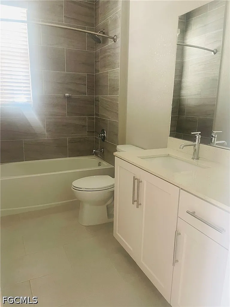 4 bed, 2.5 bath, 1828 sqft, $3,288 — Photo 3