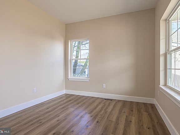 3rd image of 820 Archer St