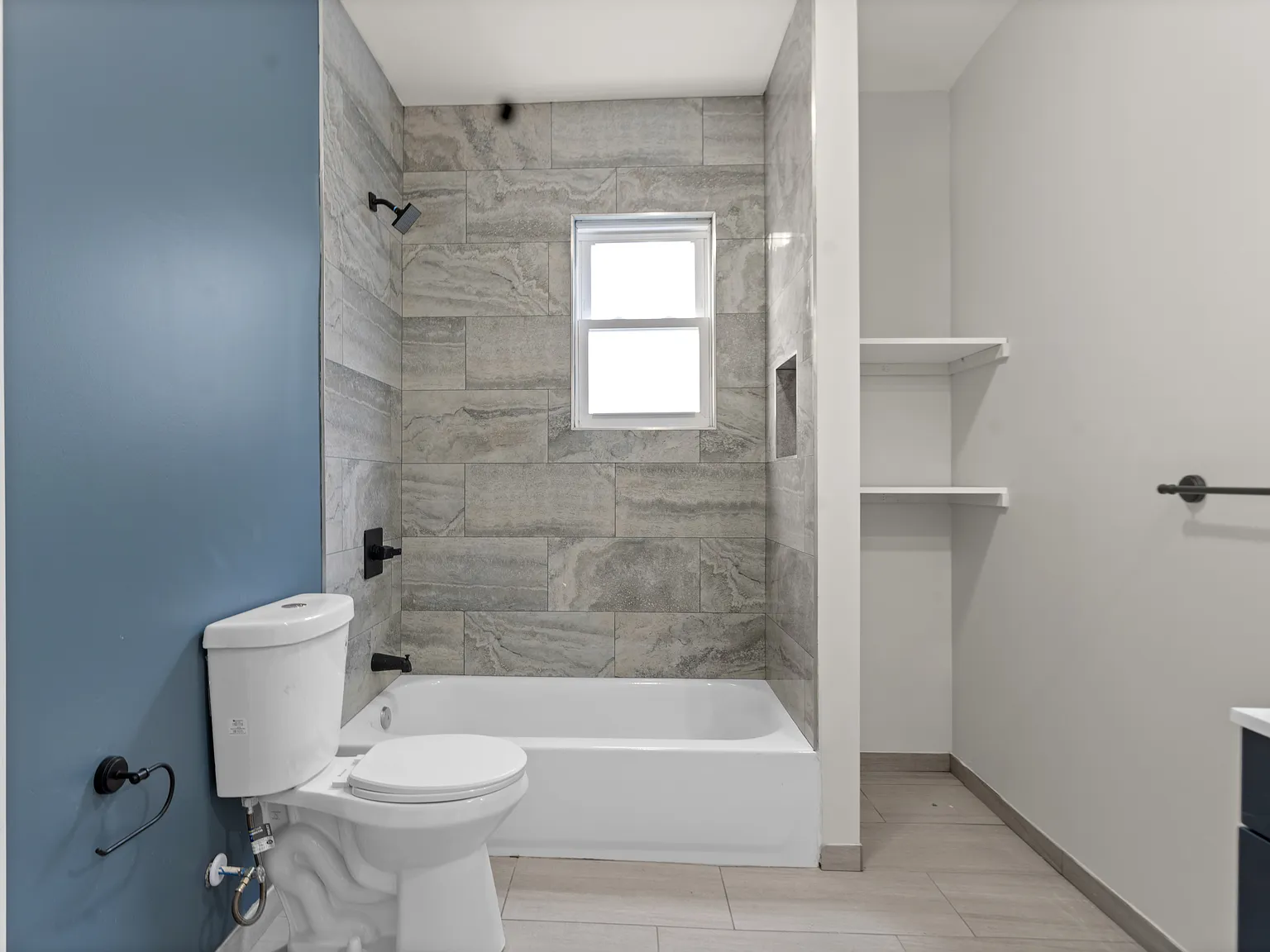 3 bed, 920 sqft, $2,400 — Photo 2