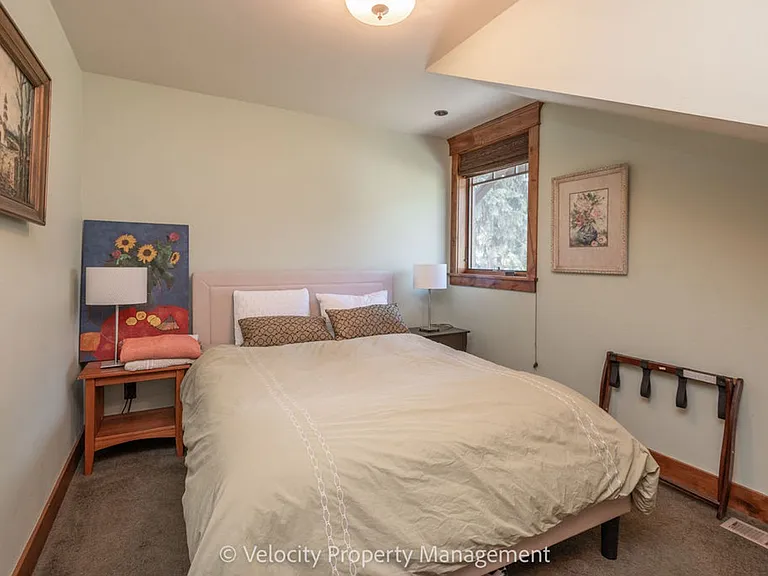 1374 NW Kingston Ave — Photo 33