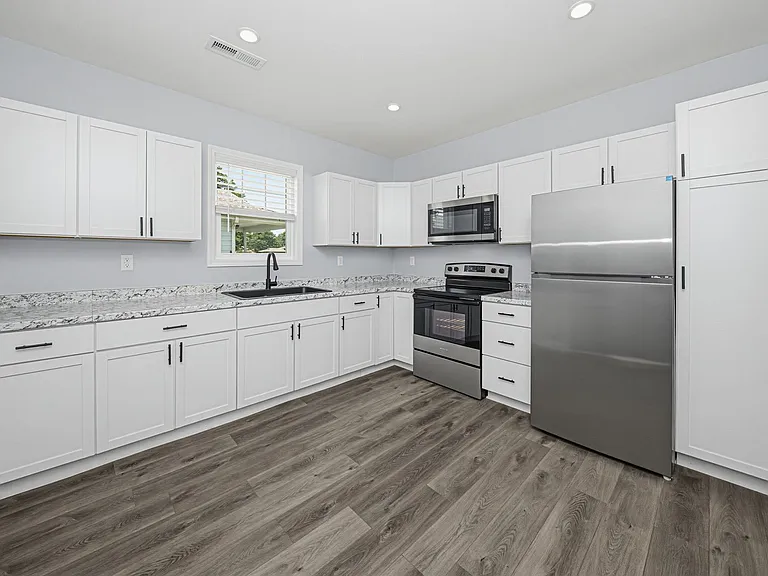 505 W 12th St — Photo 8