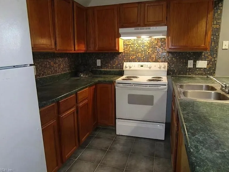 830 Lexington St — Photo 5