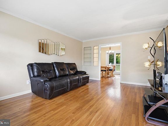 3rd image of 1027 Wagoner Dr