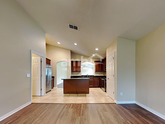 4th image of 915 Branchwood Way
