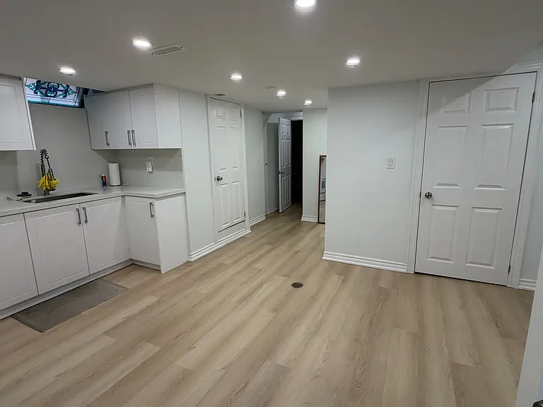 21A Lambton Ave #BASEMENT — Photo 2