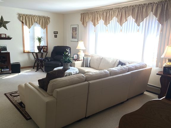 Sunny livingrm, big windows