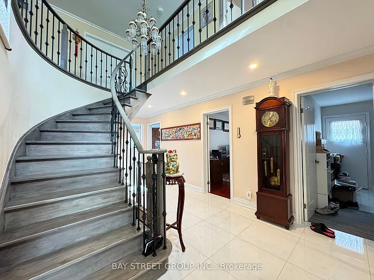 33 Northolt Cres — Photo 3