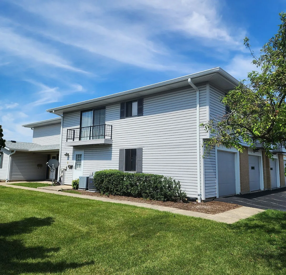 2 bed, 1200 sqft, $2,200 — Photo 1