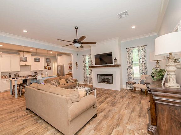 5th image of 304 S Meyers Dr