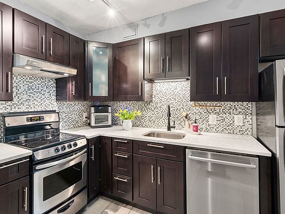 3rd image of 4 Colliston Rd Unit B