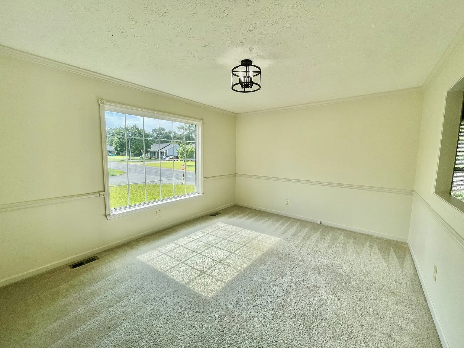 3 bed, 2.0 bath, 1737 sqft, $1,900 — Photo 3