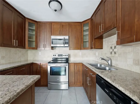 18547 Collins St APT B24, Tarzana, CA 91356