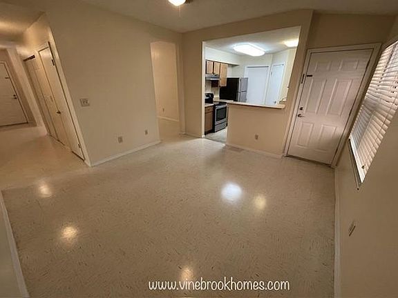 5th image of 208 Barrow Ct