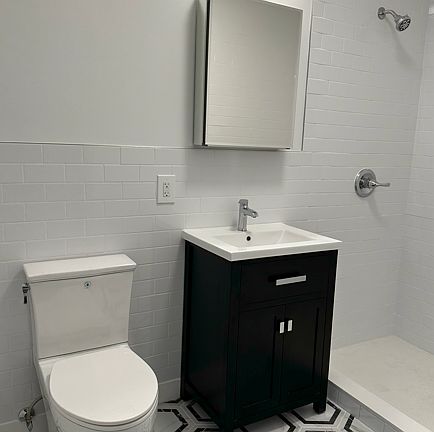 5th image of 557 17th St APT 1