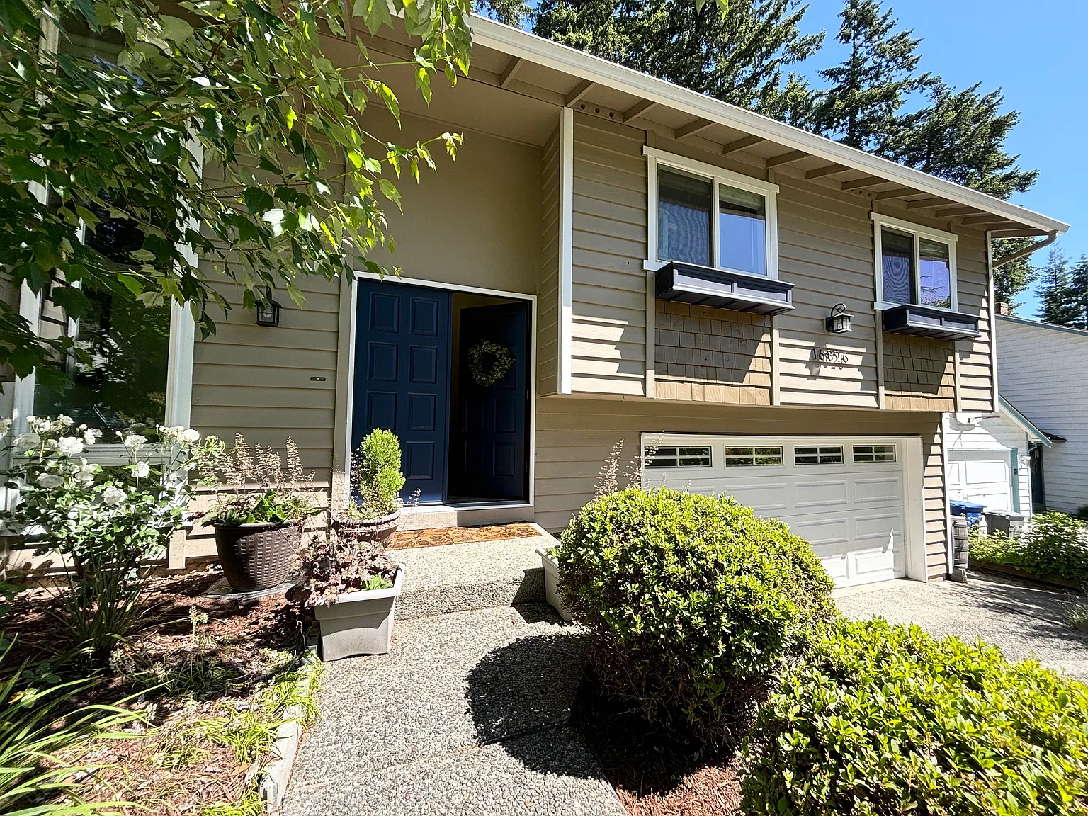 4 bed, 2740 sqft, $3,995 — Photo 2