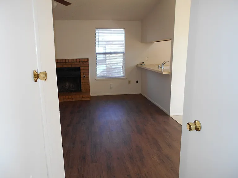 134 N Troy Ave #B — Photo 2