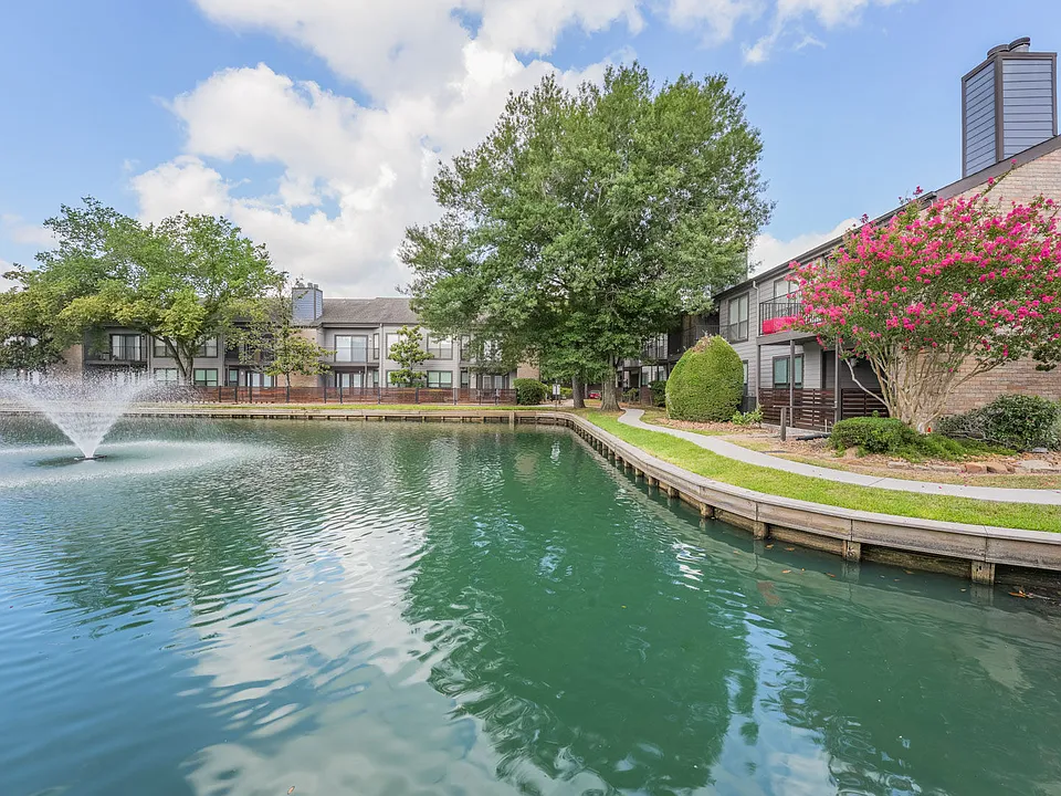Lakebridge Apartments