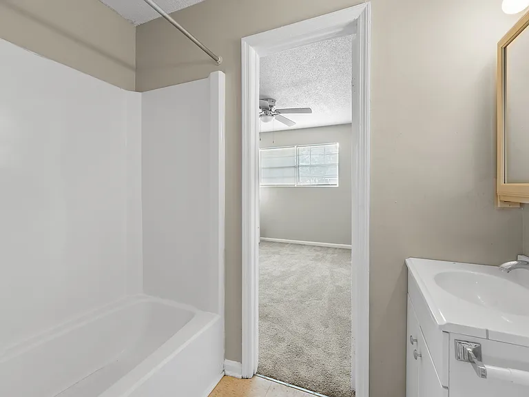 Country Club Apartments — Photo 9