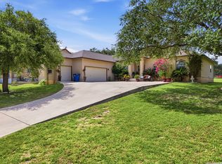 612 Jack Nickolaus Dr, Devine, TX 78016