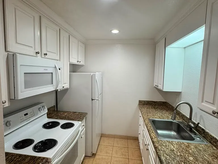 356 Robinson St #32 — Photo 1