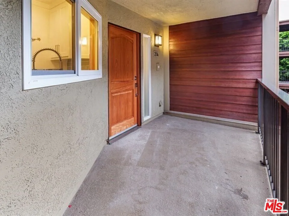 2 bed, 2.0 bath, 1419 sqft, $5,300 — Photo 2
