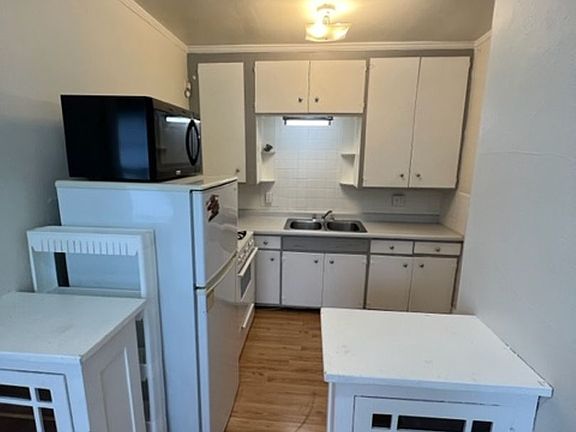 4th image of 2057 Laurel Ave APT 9
