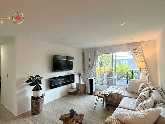3rd image of 809 W 16th St #209