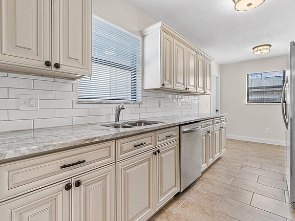 3rd image of 2542 SE Warwick Street