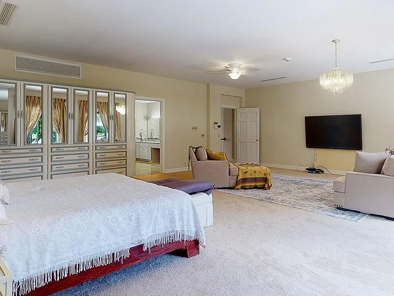 7987 Hollyridge Rd — Photo 15