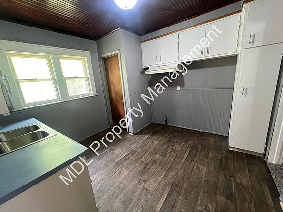 4th image of 2211 Benjamin St