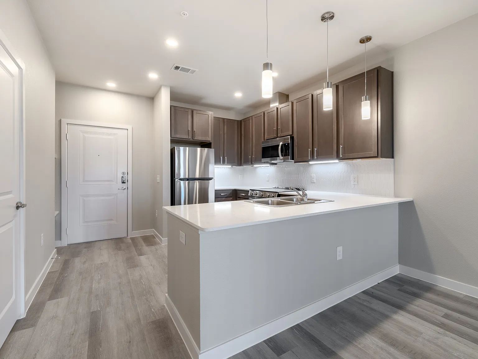 1 bed, 770 sqft, $1,350 — Photo 2
