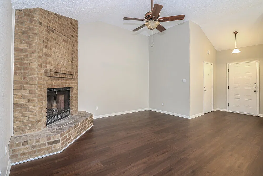3 bed, 2.0 bath, 1211 sqft, $2,035 — Photo 3