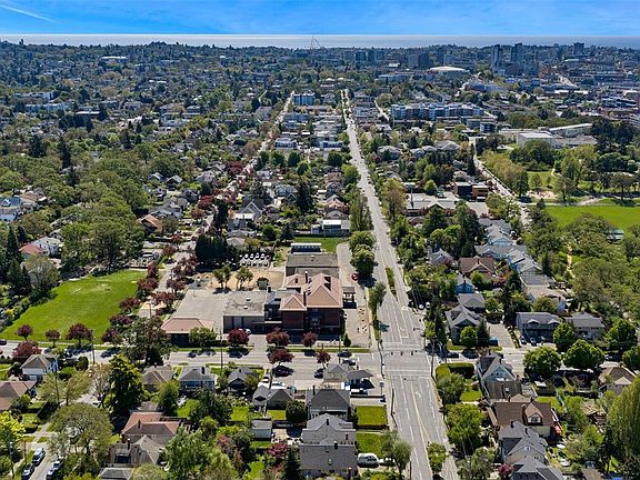 5th image of 3107 Quadra St