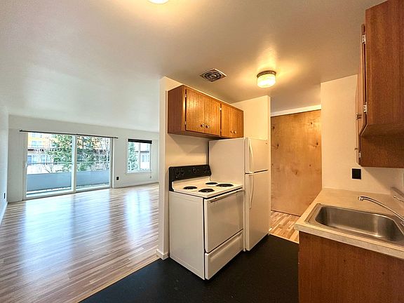 5th image of 4214 11th Ave NE APT 304