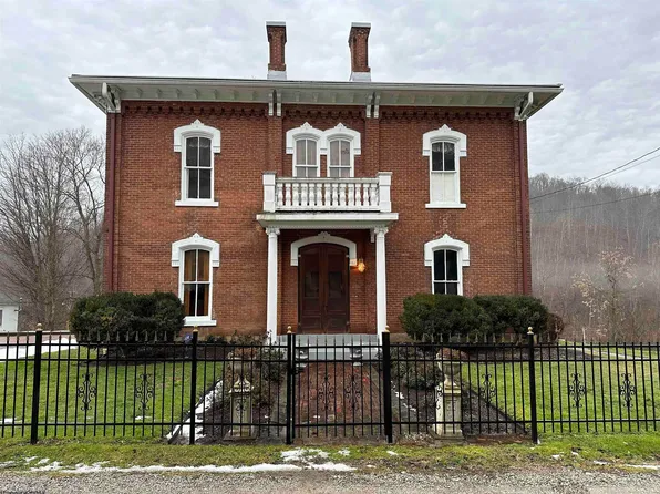 55 High St, West Union, WV 26456
