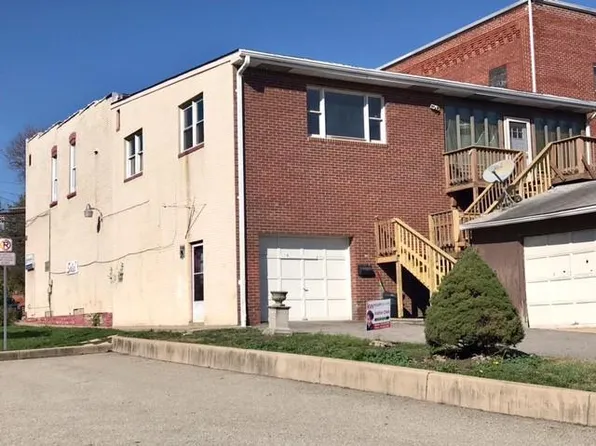 12 Pike St, Houston, PA 15342