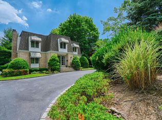 550 Roslyn Rd, East Williston, NY 11596