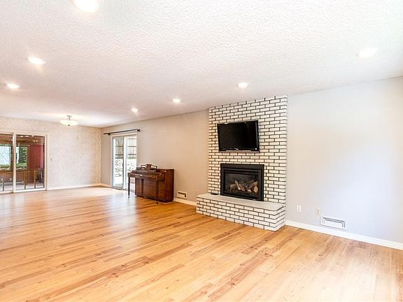 4th image of 3054 Forsythia Blvd