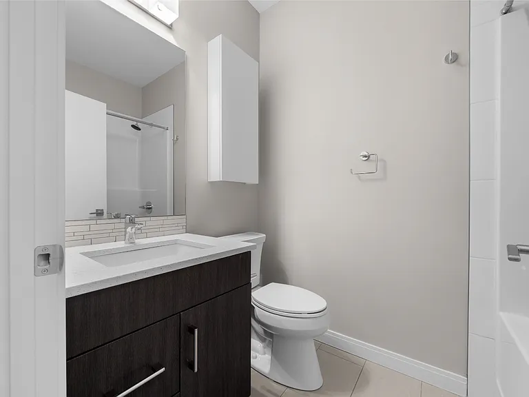2110 Centre St N — Photo 24
