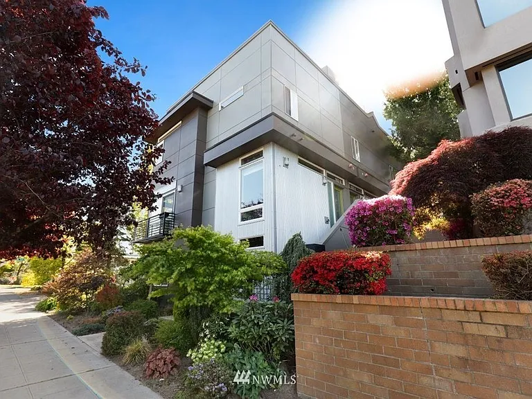 1633 California Ave SW #A — Photo 2