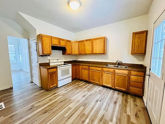 4th image of 1225 N Columbus St