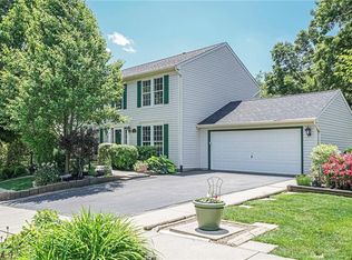 1061 Whispering Woods Dr, Coraopolis, PA