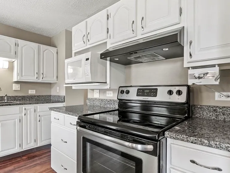 1005 E Washington Center Rd — Photo 5