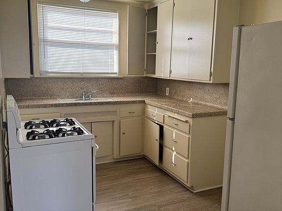 3rd image of 307 W Elmwood Ave APT C
