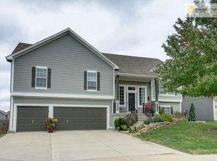 924 N Canyon Dr, Olathe, KS 66061