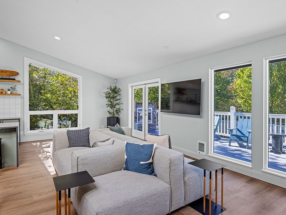 Clubhouse Space at 2000 Lake Washington Apartments in Renton, WA 98056