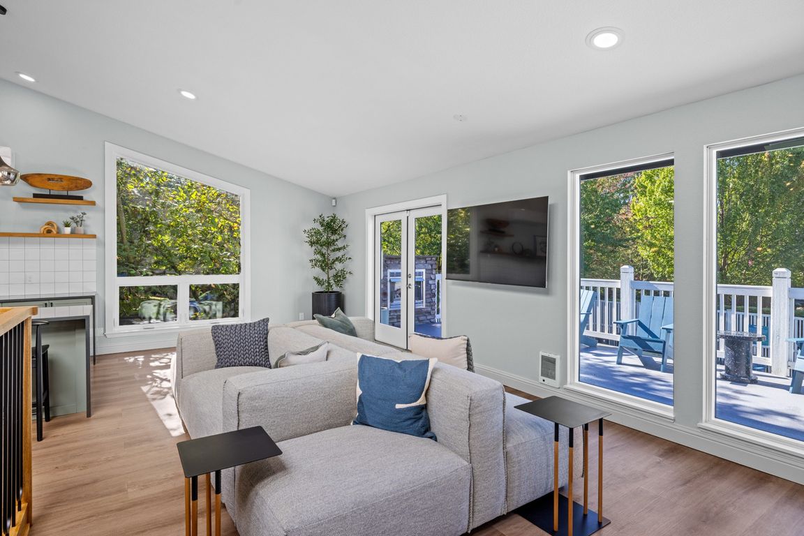 Clubhouse Space at 2000 Lake Washington Apartments in Renton, WA 98056